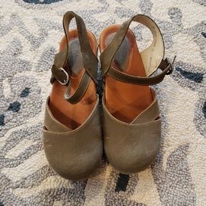 Dansko size 40 olive canvas